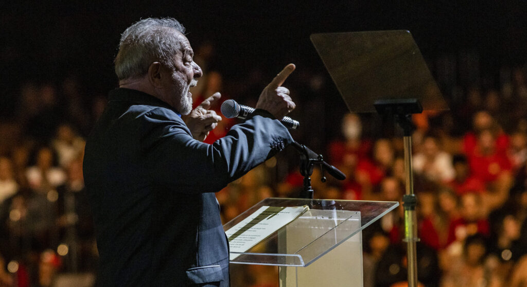 Lula já acumulou mais de R$25 milhões em despesas com viagens internacionais durante seus primeiros oito meses de governo.