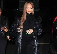 Rihanna curtiu um jantar, no último domingo (12), em Santa Mônica, nos Estados Unidos. A cantora, de 35 anos de idade, escolheu um look all black para o momento de lazer, com direito a uma overcoat em couro, e maquiagem glamourosa.