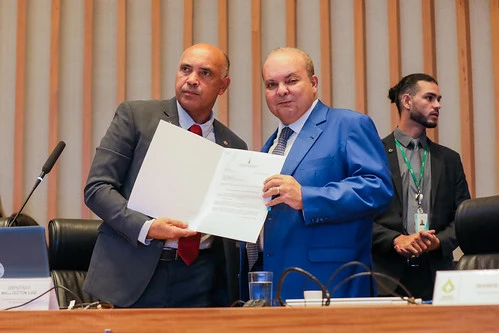 A sessão de abertura da Câmara Legislativa do Distrito Federal, ocorrida nesta quinta-feira (1º), foi marcada pela presença do governador Ibaneis Rocha, que utilizou a tribuna para prestar contas das atividades do Executivo