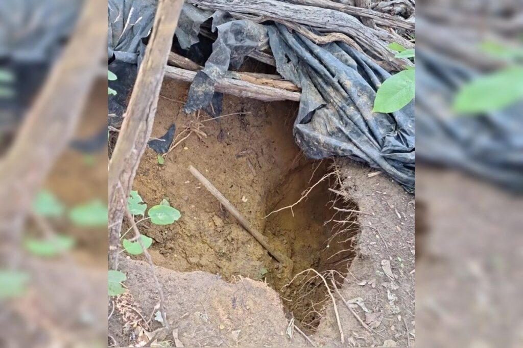 imagem colorida mostra buraco na terra feita por fugitivos do presídio de mossoró - Metrópoles