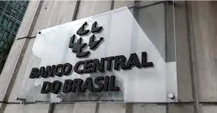 Os servidores do Banco Central (BC), que estão operando em um regime padrão desde dezembro de 2023, anunciaram uma paralisação de suas atividades para os dias 20 e 21 de fevereiro, após rejeitarem a proposta do governo de um reajuste salarial parcelado de 13% para os anos de 2025 e 2026.