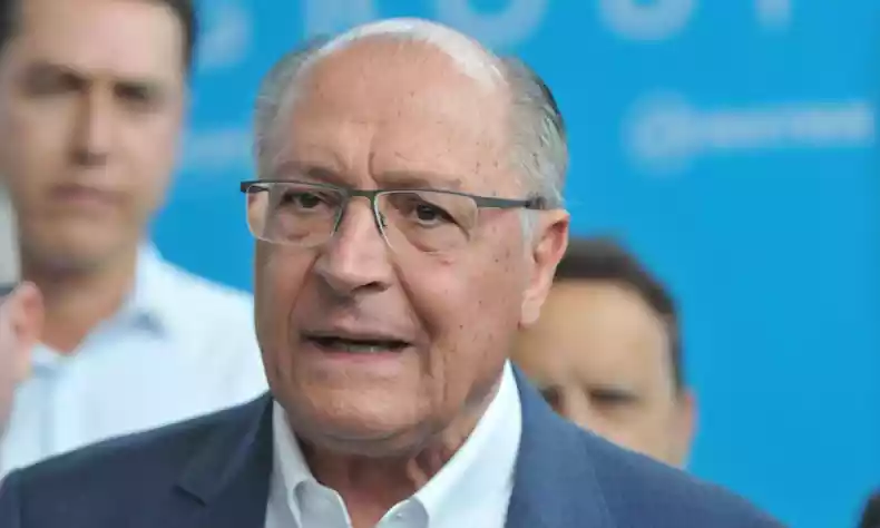 Alckmin, ao quebrar o silêncio, demonstrou uma postura firme e inequívoca diante do repúdio aos atos antissemitas, ressaltando a inaceitabilidade desse comportamento, especialmente em um país conhecido por sua diversidade cultural e tolerância. Sua condenação foi acompanhada de uma chamada à preservação dos valores fundamentais de respeito e convivência pacífica, sublinhando a necessidade crucial de combater o antissemitismo e qualquer forma de discriminação. Enquanto Alckmin adotou uma posição clara e comprometida com a diversidade, o silêncio por parte do presidente Lula e do Partido dos Trabalhadores (PT) em relação aos incidentes antissemitas contrasta com essa postura. Vale ressaltar que, recentemente, José Genoíno, ex-presidente do PT, havia incentivado o boicote a empresários judeus, alinhando-se com a visão pró-palestina do partido. O pronunciamento de Alckmin ressalta a importância do diálogo e da unidade na luta contra manifestações discriminatórias, reforçando a mensagem de que a diversidade é um pilar essencial para a construção de uma sociedade justa e harmoniosa no Brasil. A questão ganha relevância não apenas como uma resposta aos eventos específicos em Arraial d'Ajuda, mas como um chamado mais amplo para promover a inclusão e o respeito mútuo em toda a nação.