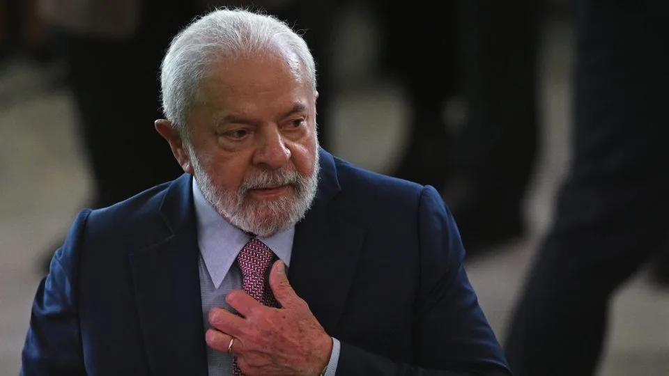 Na segunda-feira passada, o instituto Paraná Pesquisas divulgou dados reveladores sobre a percepção dos brasileiros em relação ao governo Lula III. Segundo o levantamento, 73,4% dos entrevistados não conseguiram mencionar uma medida positiva ou benefício realizados desde o início do mandato.