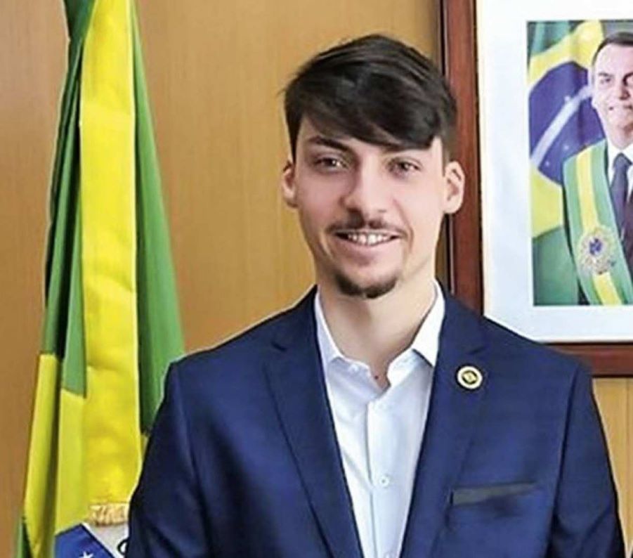 Dívida milionária: Jair Renan Bolsonaro na mira do Banco Santander