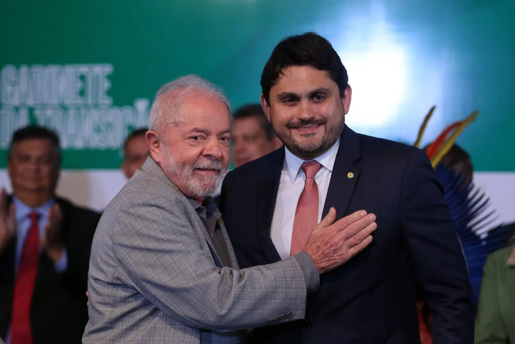 Investigadas pela PF, suspeitas de desvios na Codevasf envolvendo o deputado federal licenciado (União-MA) se juntam a histórico de controvérsias, como uso de avião da FAB em agenda particular e ocultação de patrimônio.