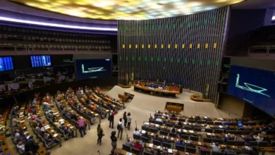 A Câmara dos Deputados aprovou nesta terça-feira (9) o regime de urgência para o Projeto de Lei Complementar 68/24, do Poder Executivo, que regulamenta a reforma tributária. O texto define regras para o Imposto sobre Bens e Serviços (IBS), a Contribuição Social sobre Bens e Serviços (CBS) e o Imposto Seletivo (IS).