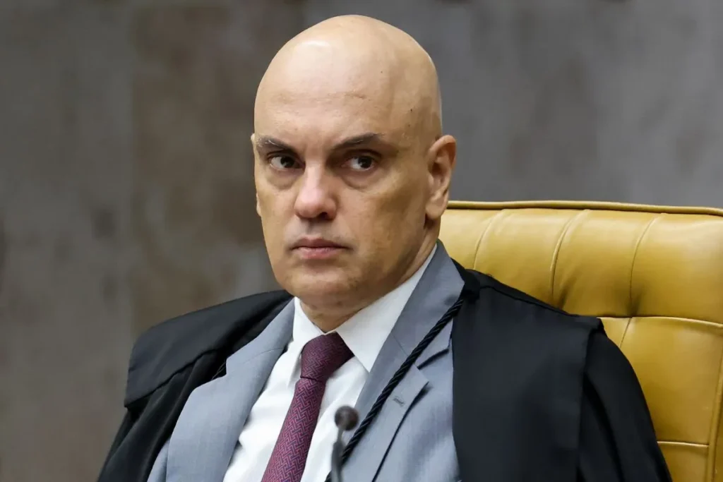 Segundo a 'Folha de São Paulo', os relatórios solicitados de maneira informal embasaram decisões de Moraes contra aliados do ex-presidente. Gabinete do ministro diz que procedimentos foram oficiais e regulares.