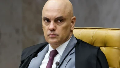 Segundo a 'Folha de São Paulo', os relatórios solicitados de maneira informal embasaram decisões de Moraes contra aliados do ex-presidente. Gabinete do ministro diz que procedimentos foram oficiais e regulares.