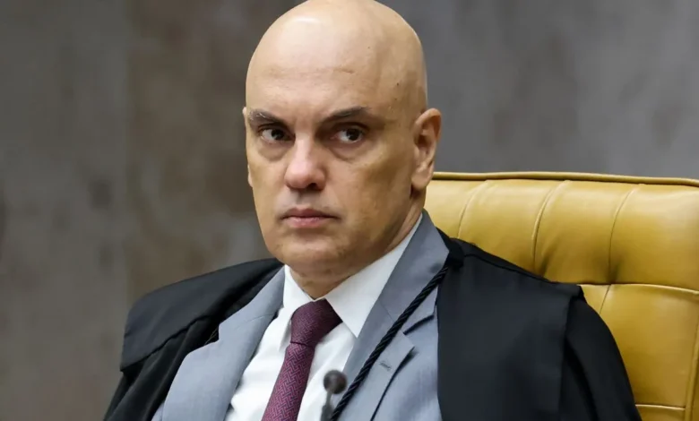 Segundo a 'Folha de São Paulo', os relatórios solicitados de maneira informal embasaram decisões de Moraes contra aliados do ex-presidente. Gabinete do ministro diz que procedimentos foram oficiais e regulares.