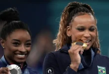 Rebeca andrade e simone biles no pódio