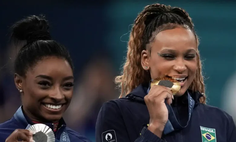 Rebeca andrade e simone biles no pódio