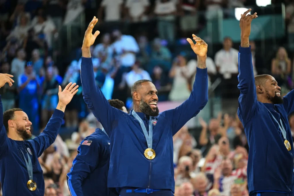 Curry, Lebron e Durant com a medalha de ouro em Paris — Foto: Jesse D. Garrabrant/NBAE via Getty Images

