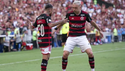 Equipe rubro-negro fez três gols na primeira etapa, levou dois no segundo, mas segurou a pressão colorada e assumiu a terceira colocação