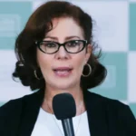 Carla Zambelli chama Alexandre de Moraes de “ditador” em carta escrita na prisão