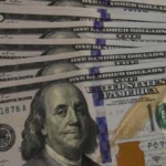 Dólar cai abaixo de R$ 5,50 mesmo após nova tarifa dos EUA