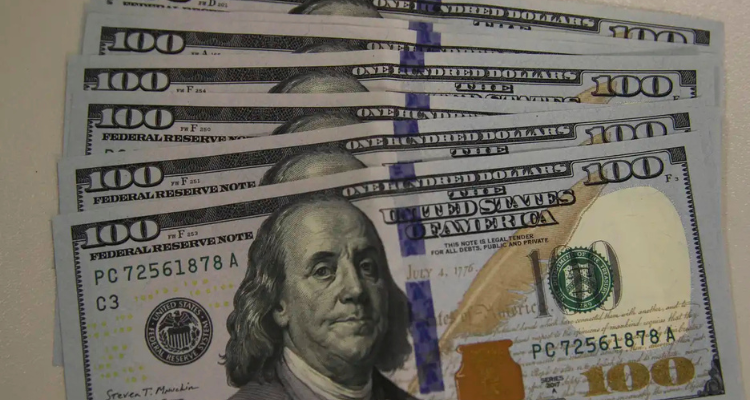 Dólar cai abaixo de R$ 5