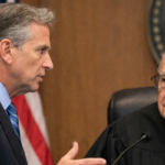 Ex-advogado de Assange defende Maduro nos EUA e disputa sobre pagamento da defesa vira ponto central do julgamento