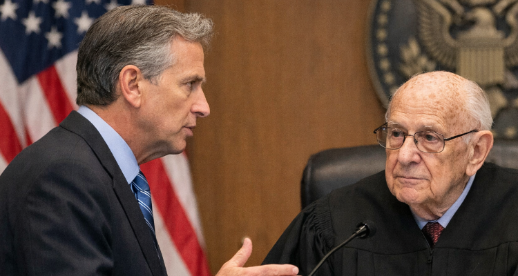 Ex-advogado de Assange defende Maduro nos EUA e disputa sobre pagamento da defesa vira ponto central do julgamento