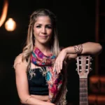 Entre Brasil e América Latina, Cá Flores lança álbum e estreia show“Um Canto, Um Jardim” em Brasília