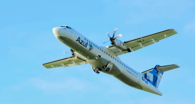 A empresa aérea Azul (AZUL4) anunciou nesta segunda-feira a retomada da emissão de títulos de dívida seniores com garantia, com vencimento em 2028, de acordo com um comunicado relevante ao mercado.