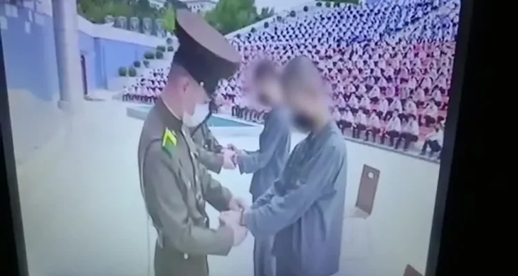 Filmagem, que mostra os dois jovens de 16 anos em Pyongyang condenados por assistirem a filmes e vídeos musicais sul-coreanos, foi divulgada pelo South and North Development (SAND) Institute.