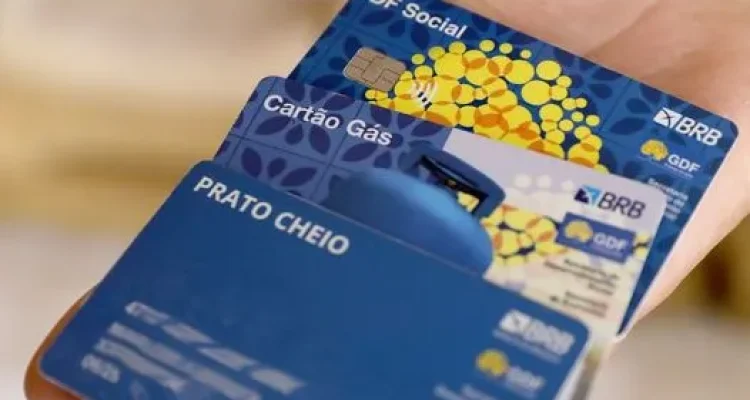Nesta quinta-feira (1º), a Secretaria de Desenvolvimento Social (Sedes) anunciou a liberação de R$ 42.257.195 destinados aos programas sociais Cartão Prato Cheio, DF Social e Cartão Gás. A maior parte desse montante, totalizando R$ 25 milhões, foi direcionada para conceder créditos de R$ 250 no Cartão Prato Cheio a 100 mil famílias. Adicionalmente, 5 mil beneficiários foram incluídos no Cartão Gás neste mês.