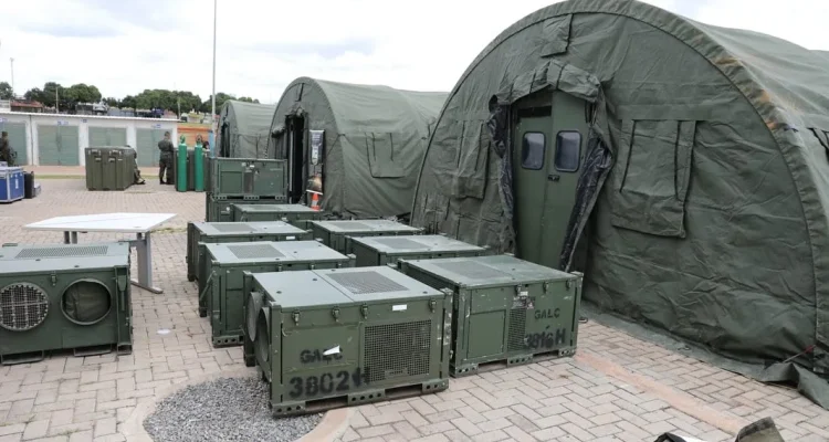 Nesta segunda-feira (5), entrou em operação o Hospital de Campanha (Hcamp) da Força Aérea Brasileira (FAB), situado próximo à Feira do Produtor em Ceilândia. Com o objetivo de atender aproximadamente 600 pessoas diariamente, essa iniciativa representa mais uma estratégia para intensificar o suporte aos pacientes com dengue. No domingo (4),