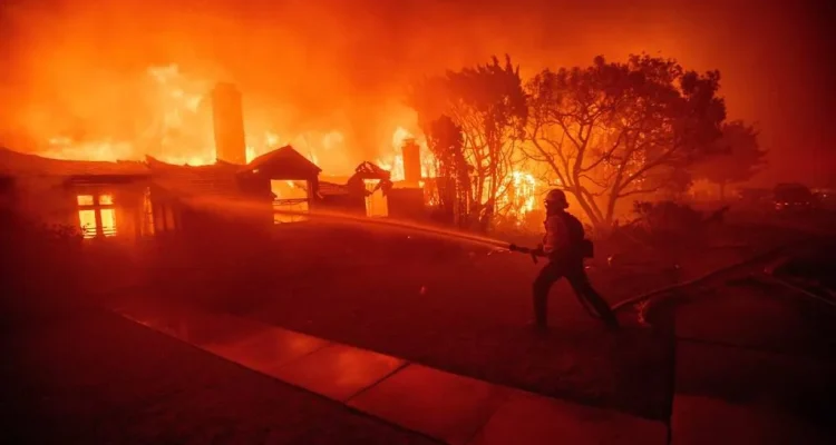 Incêndio na Califórnia atinge bairro de celebridades e tira Ben Affleck, James Woods e mais famosos de casa