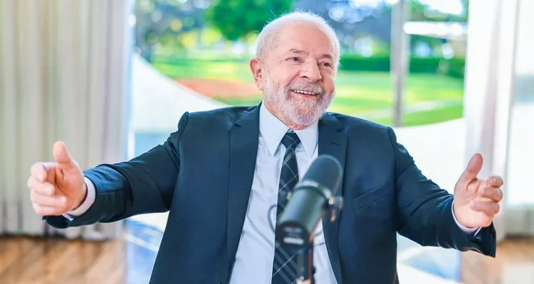 Inércia do governo Lula diante das queimadas na Amazônia aumenta crise ambiental e de saúde pública