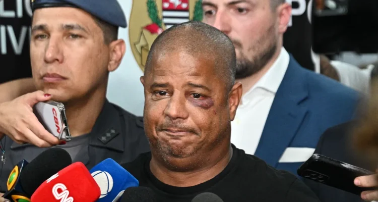 Um novo desdobramento surpreendente ocorreu no caso envolvendo Marcelinho Carioca, quando, na última sexta-feira, 2 de fevereiro, Caio Pereira da Silva, considerado foragido desde 19 de janeiro, se entregou voluntariamente na Delegacia Antissequestro (DAS), encarregada da investigação do caso. Ele é o quinto indivíduo a ser acusado de participação no sequestro de Marcelinho Carioca e Taís Alcântara de Oliveira.