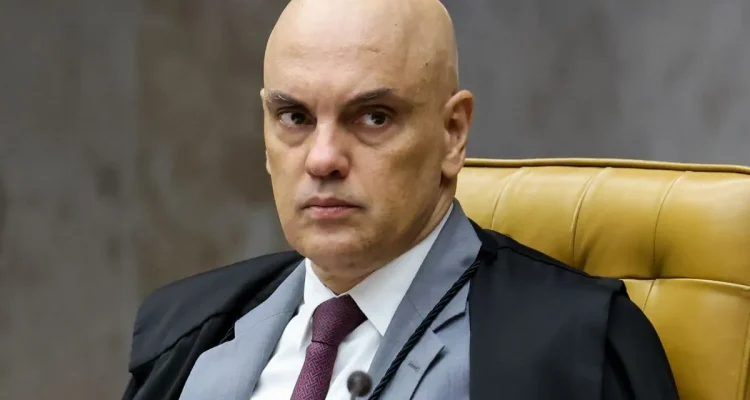 Segundo a 'Folha de São Paulo', os relatórios solicitados de maneira informal embasaram decisões de Moraes contra aliados do ex-presidente. Gabinete do ministro diz que procedimentos foram oficiais e regulares.