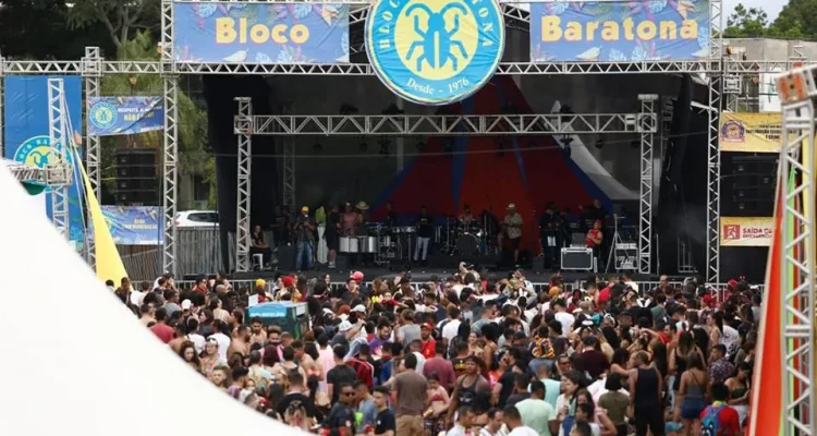 O Bloco Baratona, localizado no estacionamento 12 do Parque da Cidade, foi marcado pela diversão. A atmosfera festiva encheu o espaço com atividades como pula-pulas, algodão doce, maçã do amor e, é claro, muita música e fantasias.