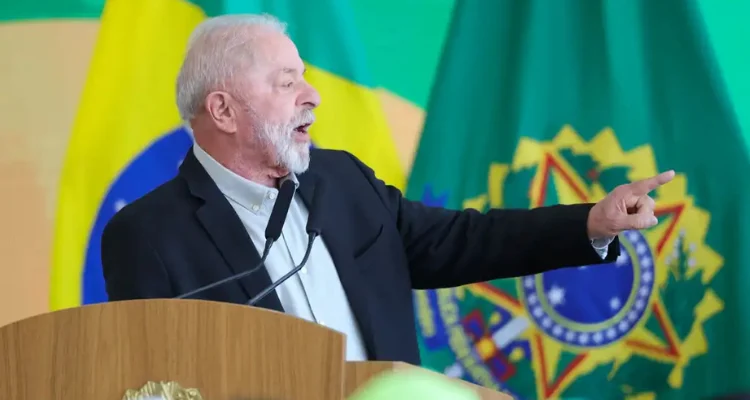 Lula perde força no cenário internacional e enfrenta queda de popularidade no Brasil