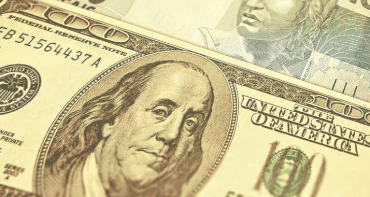 Dólar cai para R$ 4,93 após corte de juros para setor imobiliário chinês