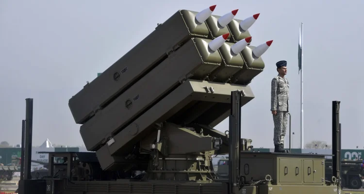 As autoridades paquistanesas conduziram hoje uma série de ataques militares no Irã, mirando esconderijos de combatentes separatistas, conforme declarado pelo Ministério das Relações Exteriores paquistanês. Os ataques ocorrem dois dias após o Irã bombardear o Paquistão, intensificando as tensões na fronteira comum.