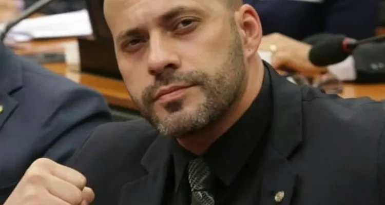 Moraes manda Daniel Silveira entregar arma de fogo em 48 horas