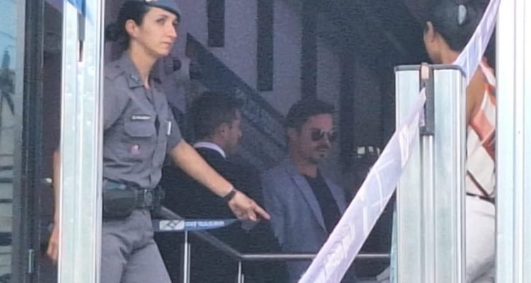 Foto colorida do influenciador Renato Cariani na sede da Polícia Federal em SP