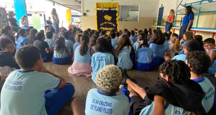 Teatro de fantoches na escola do Cruzeiro: Uma abordagem divertida no combate à dengue