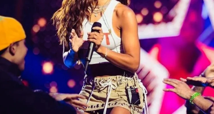foto da anitta no palco