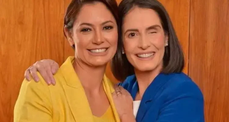 Morre aos 39 anos a deputada federa Amália Barros. Na foto de azul ao lado da Primeira Dama Michele Bolsonaro.