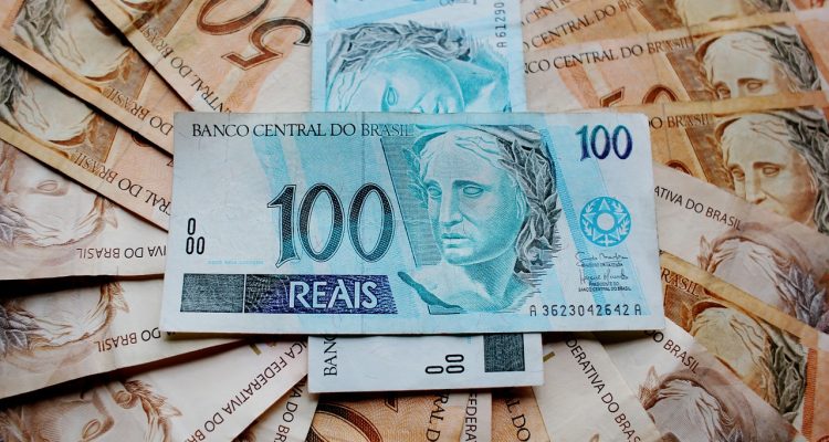 Novo salário mínimo vai impactar na economia, diz analista.