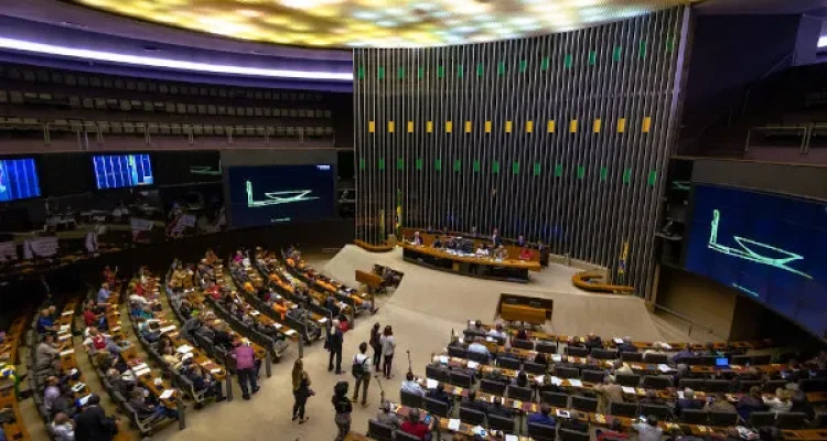 A Câmara dos Deputados aprovou nesta terça-feira (9) o regime de urgência para o Projeto de Lei Complementar 68/24, do Poder Executivo, que regulamenta a reforma tributária. O texto define regras para o Imposto sobre Bens e Serviços (IBS), a Contribuição Social sobre Bens e Serviços (CBS) e o Imposto Seletivo (IS).
