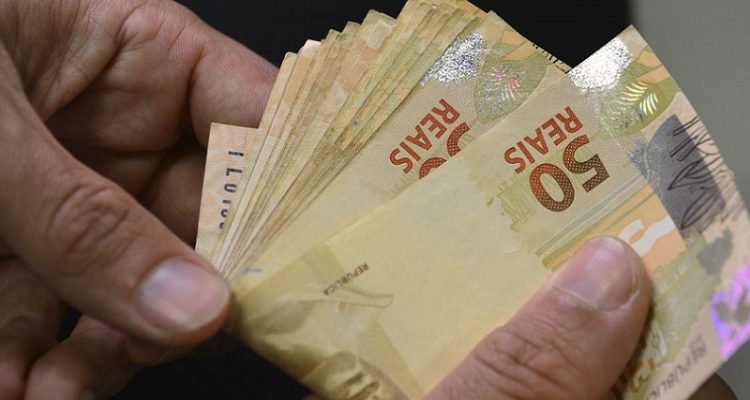 Poupança lidera nos investimentos, mas moedas digitais ganham espaço