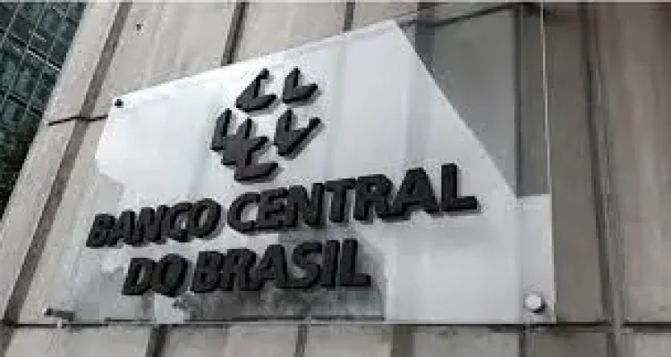 Os servidores do Banco Central (BC), que estão operando em um regime padrão desde dezembro de 2023, anunciaram uma paralisação de suas atividades para os dias 20 e 21 de fevereiro, após rejeitarem a proposta do governo de um reajuste salarial parcelado de 13% para os anos de 2025 e 2026.