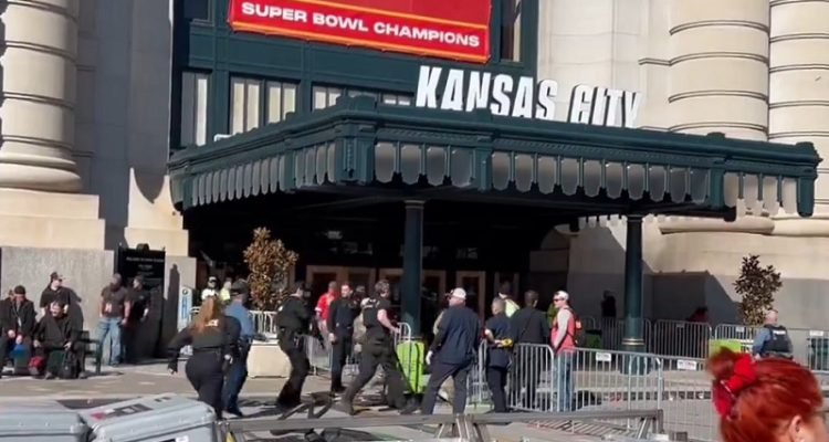 Tiroteio na final do desfile do Super Bowl em Kansas