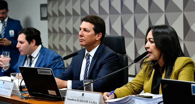 O relatório de Eliziane Gama foi aprovado na CPMI com 20 votos a favor e 11 votos contrários. Compartilhe esta notícia no WhatsApp.