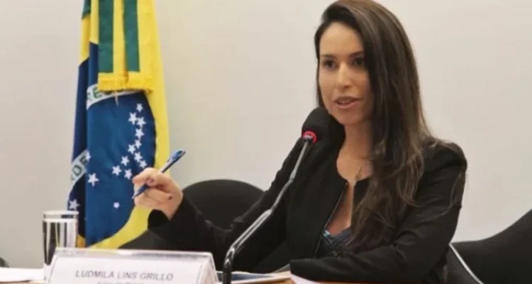 A juíza Ludmila Lins Grilo, após manifestar sua opinião sobre denúncias de estupro sem provas, foi compulsoriamente aposentada pela Justiça e agora enfrenta ataques provenientes da extrema-esquerda.