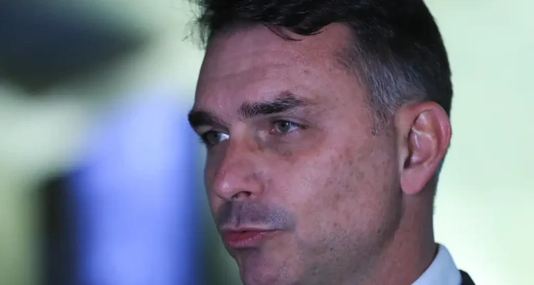 bolsonaristas tentam manter pré-candidatura