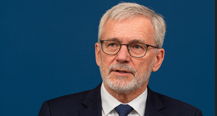 Presidente do Comitê Exige Renúncia de Maduro em Cerimônia Histórica