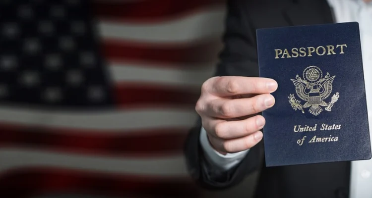 A demanda urgente por profissionais estrangeiros nos Estados Unidos devido à escassez de mão de obra qualificada é destacada, ressaltando a crescente necessidade em setores como medicina, enfermagem, aviação e diversas outras profissões.